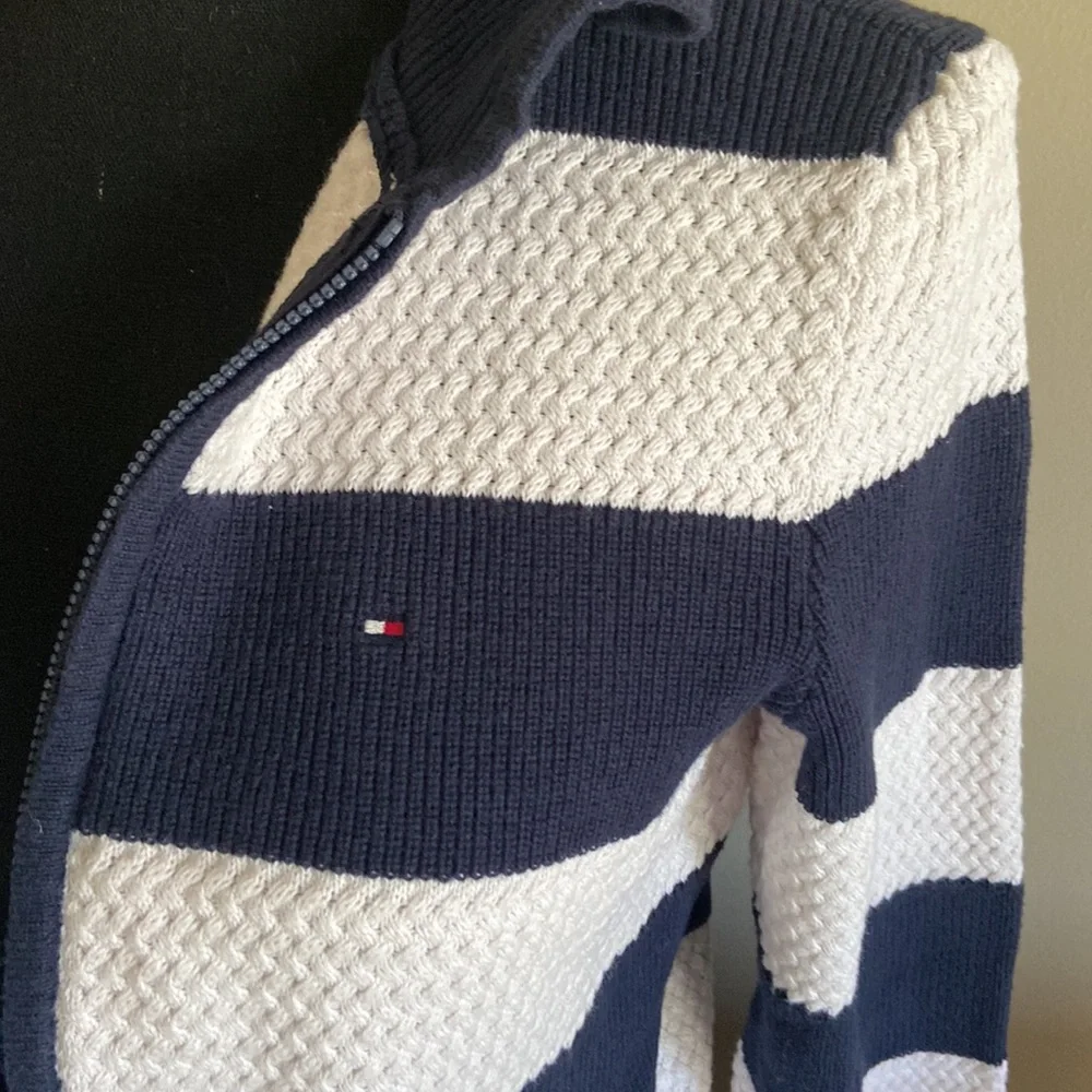Tommy Hilfiger blue and white hoodie with pockets! Women’s size Medium.  EUC! - Picture 10 of 12